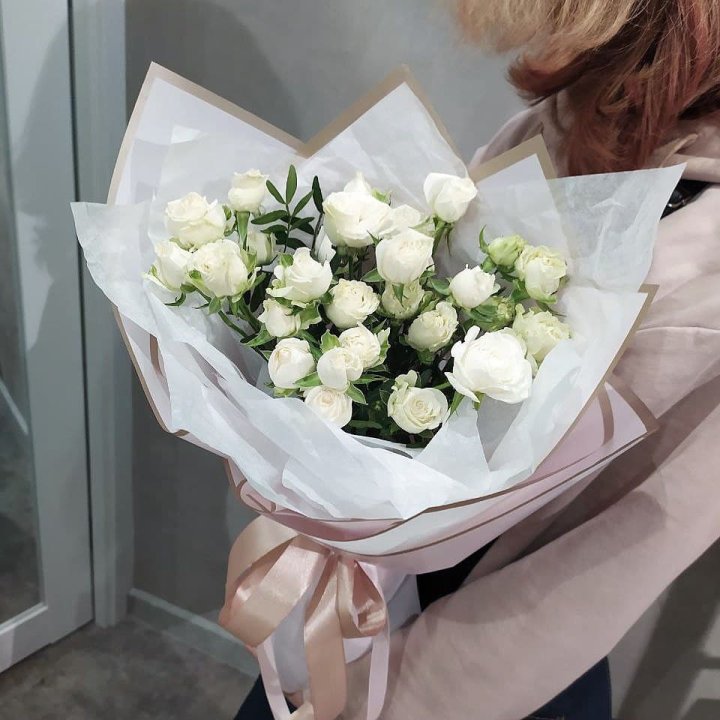 Белоснежные кустовые розы в Перми