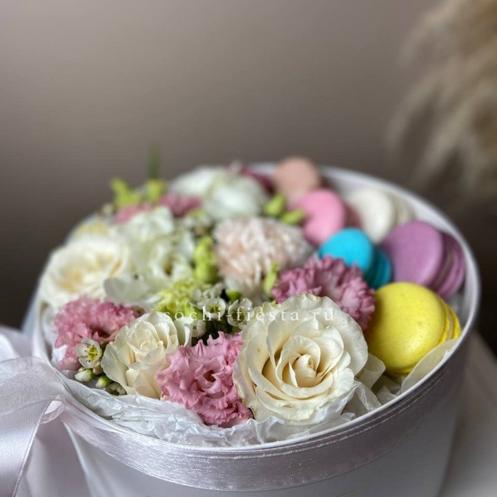 Цветы в цилиндре с макаронс "Прованс" в Перми