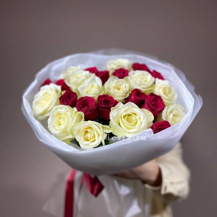 Букет их красных и белых 25 роз в Перми