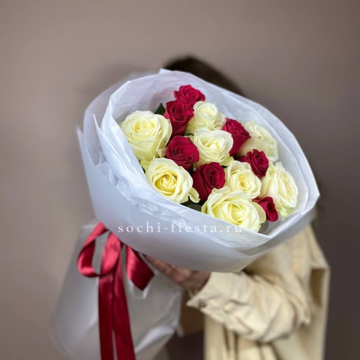 Букет из красных белых 15 роз в Перми