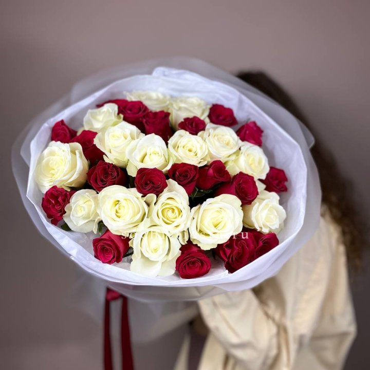 Букет из красных белых 35 роз в Перми