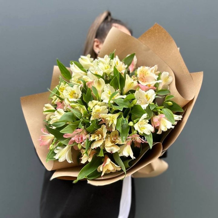 Букет альстромерий в крафте в Перми