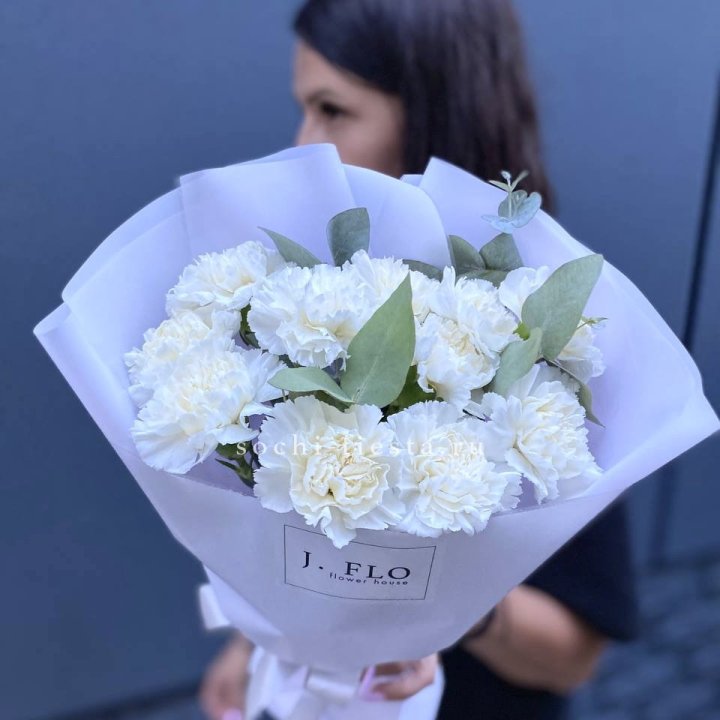 Букет белых диантусов с эвкалиптом в Перми