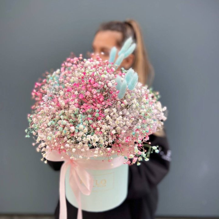 9 Радужных гипсофилы в шляпной коробке в Перми