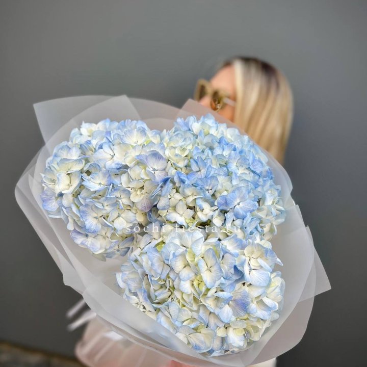 Букет из 3 голубых гортензий  в Перми