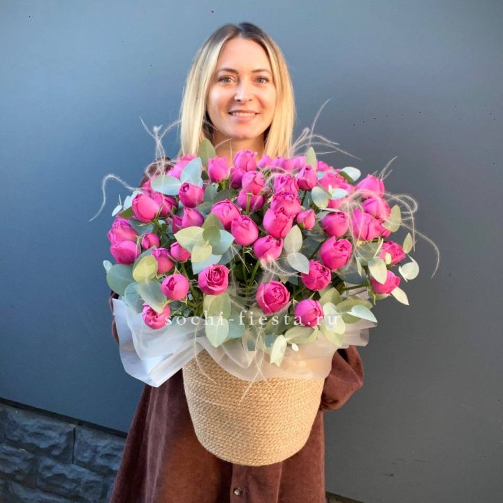 Пионовидные розы  в джутовом кашпо  в Перми