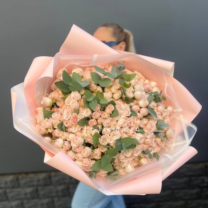 101 кустовая роза с эвкалиптом в Перми