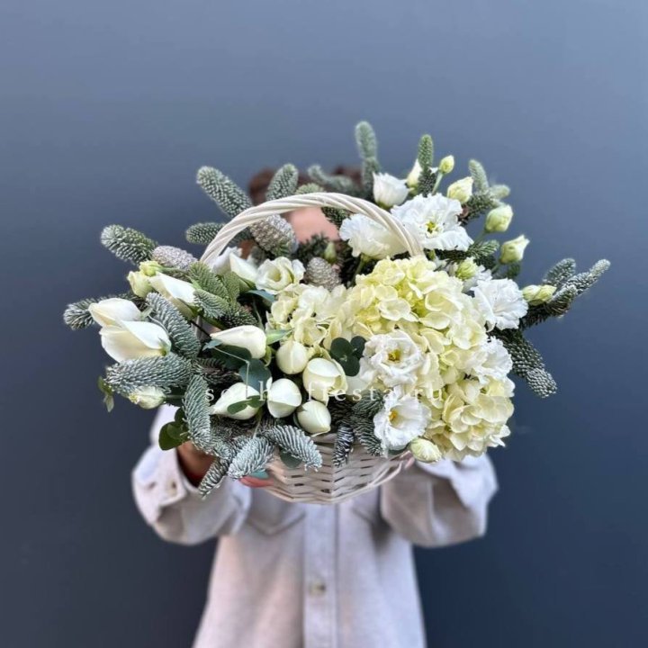 Новогодняя корзина с цветами в Перми