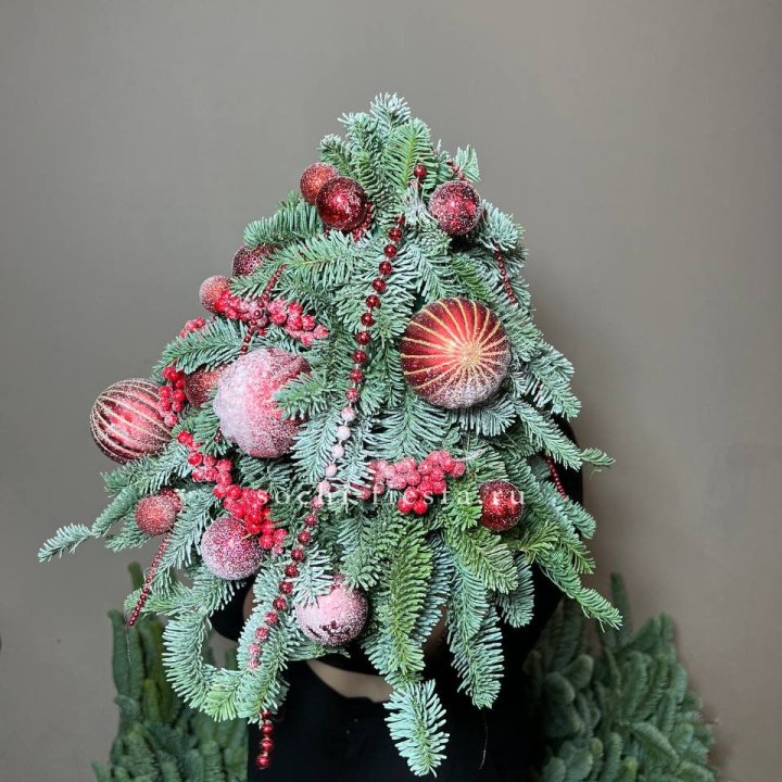 Ёлка красная в Перми