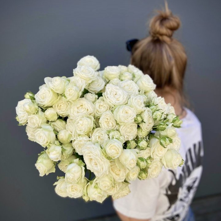 Охапка кустовых роз бомбастик  в Перми