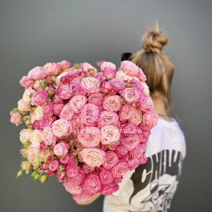 Охапка кустовых роз бомбастик пинк в Перми
