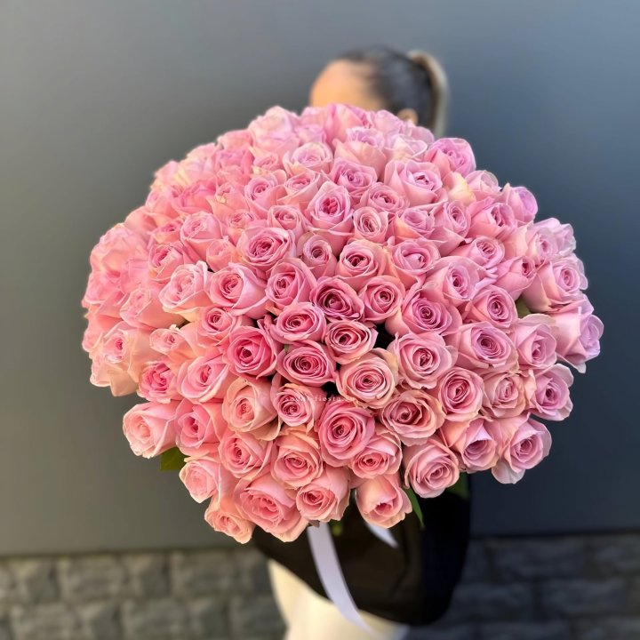 Охапка из 101 розовой розы в Перми