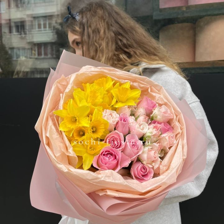 Букет роз и нарциссов в Перми