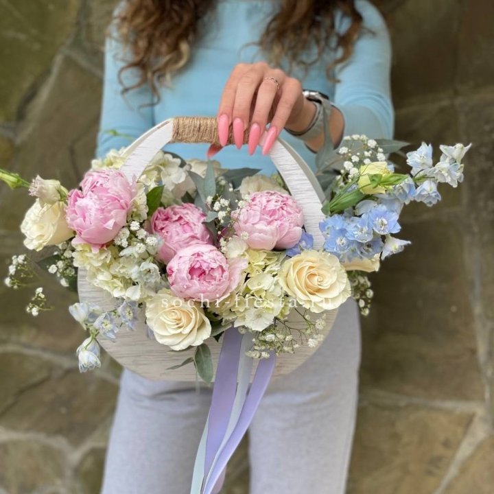 Ящик с пионами в Перми