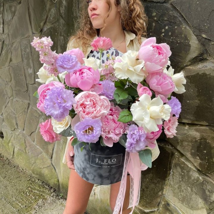 Дизайнерский цилиндр с пионами в Перми