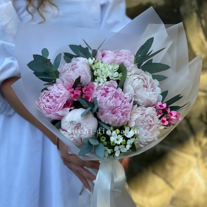 7 зефирных пионов с эвкалиптом в Перми