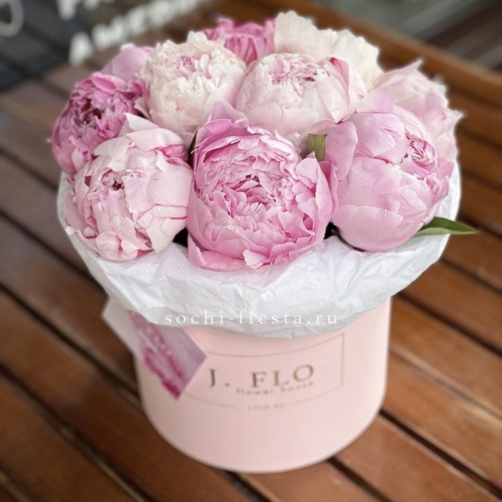 Цилиндр с пионами "Лилу" в Перми