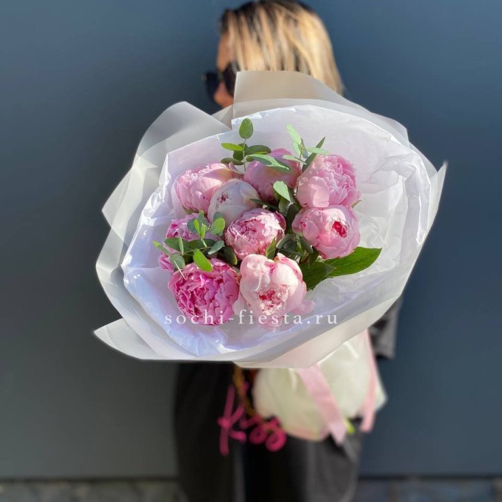 9 пионов с эвкалиптом в Перми