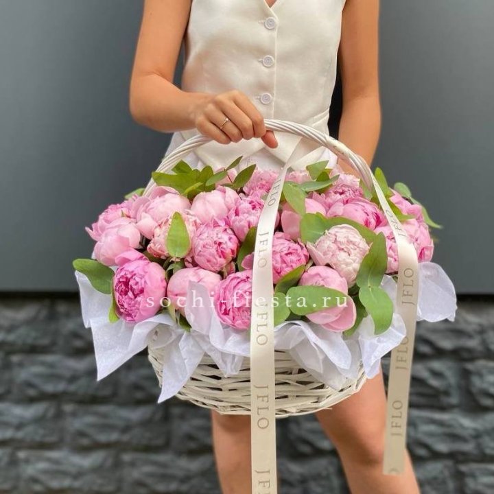 29 пионов в корзине в Перми