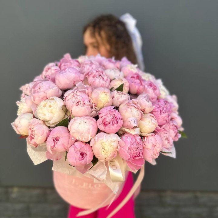 51 нежных пионов  в цилиндре в Перми