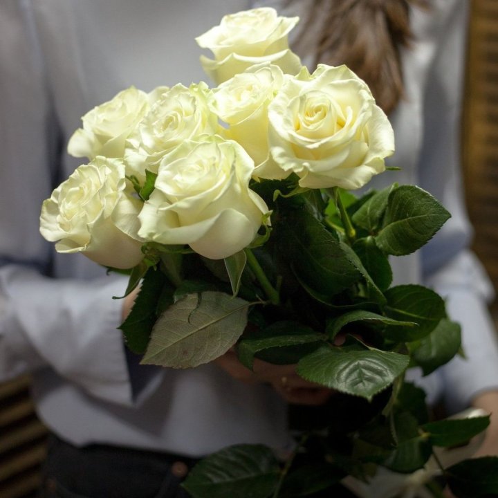 7 белых роз в Перми