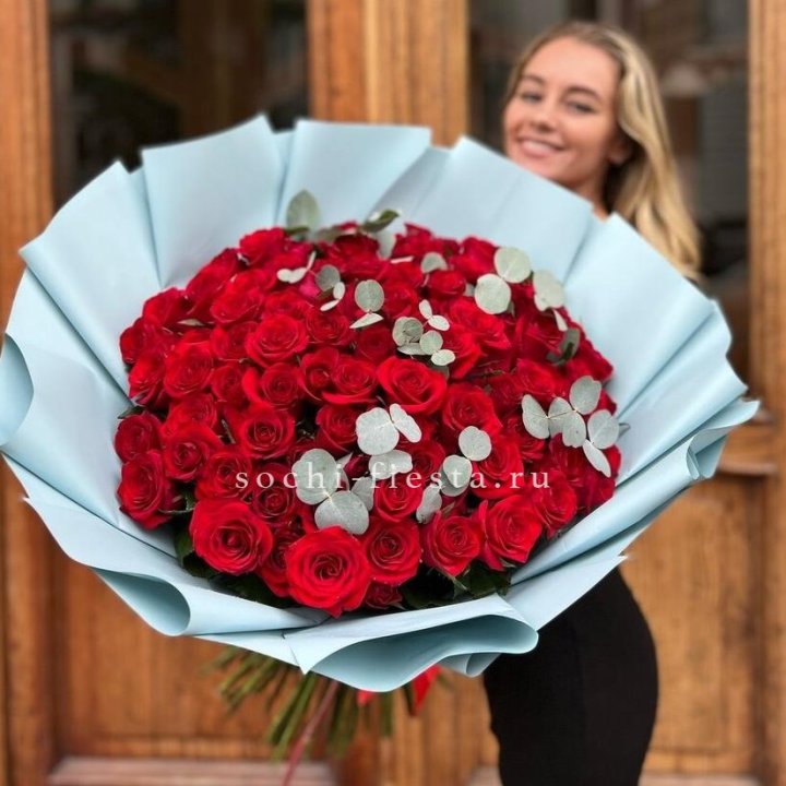101 красная роза с эвкалиптом в Перми