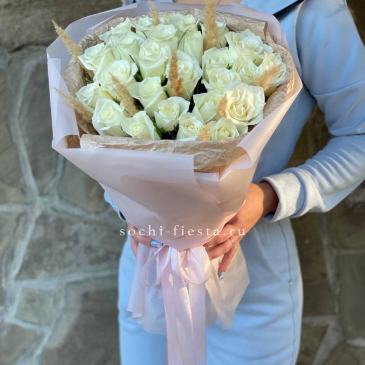 25 белых роз с сухоцветами в Перми