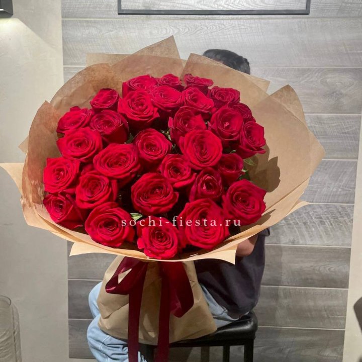 37 красных роз в крафте в Перми
