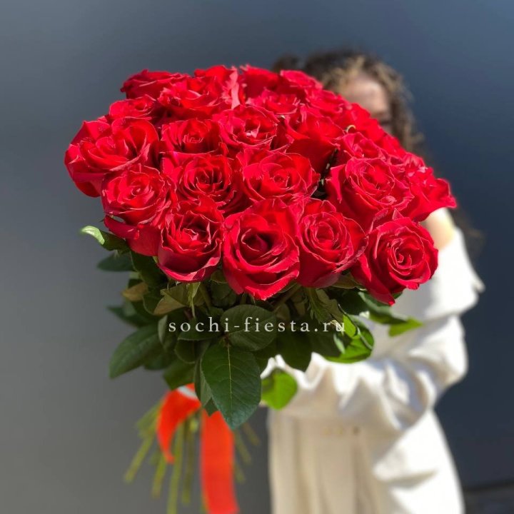 25 высоких красных роз в Перми