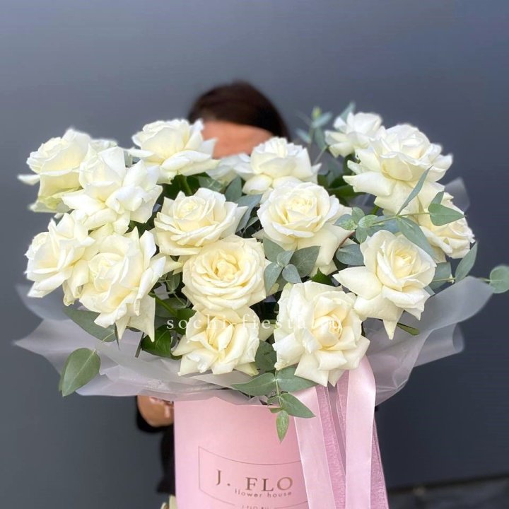 17 Французских белых роз в боксе в Перми