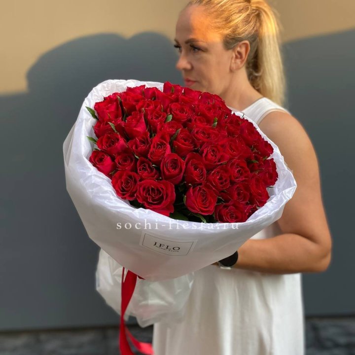 51 роза мадам ред в нежном оформлении в Перми