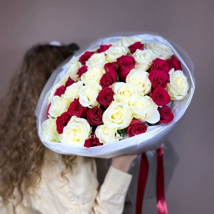 Букет из красных белых 45 роз в Перми