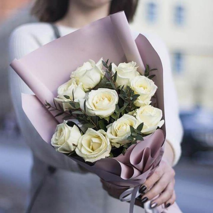 9 белых  роз "Минт" в Перми