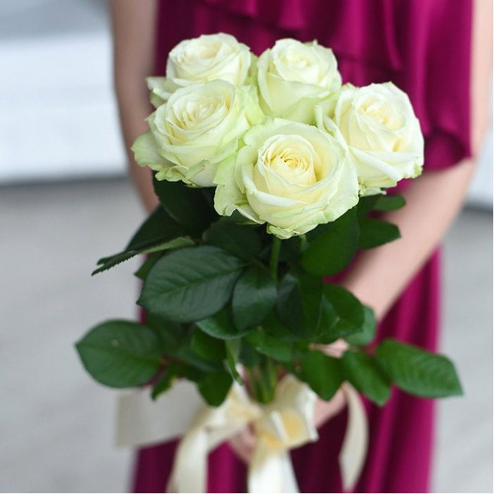 5 белых роз в Перми