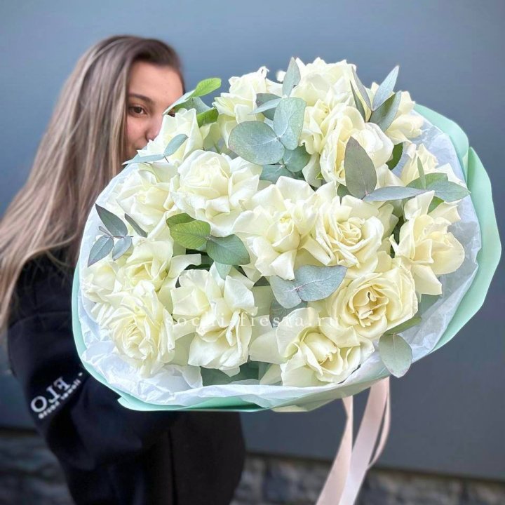 19 Белых французских роз "Ноте бьянке" в Перми