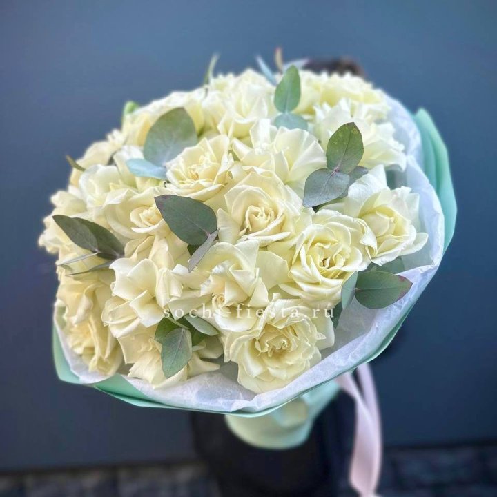 25 Белых французских роз "Ноте бьянка" в Перми