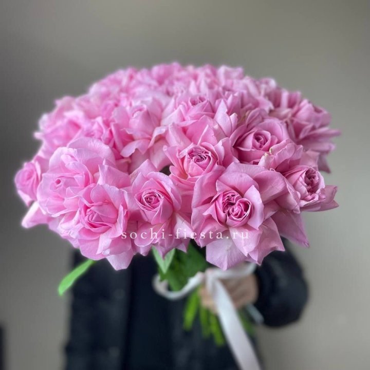 25 розовых французских роз в Перми
