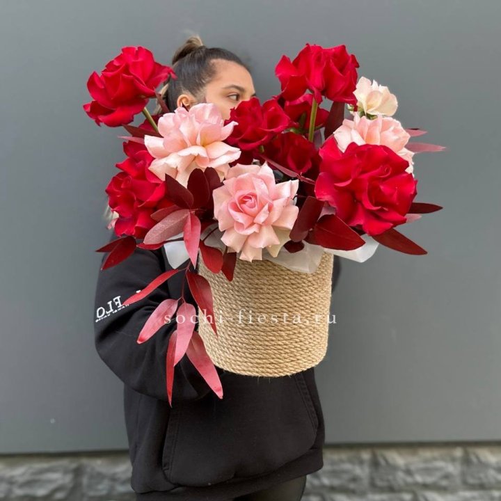 15 Французских роз в джутовом кашпо в Перми