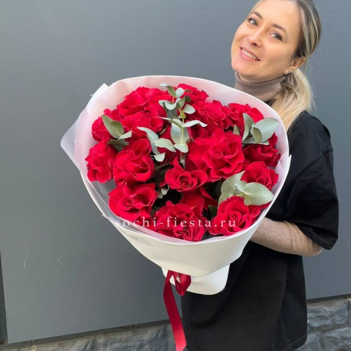 17 Красных французских роз в Перми
