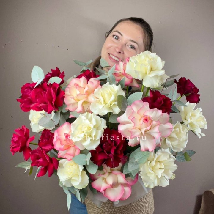 35 французских роз микс в джутовом боксе в Перми