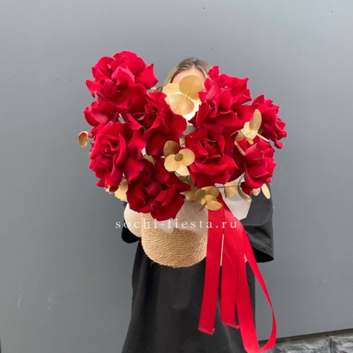 Красные французские розы в джутовом кашпо в Перми