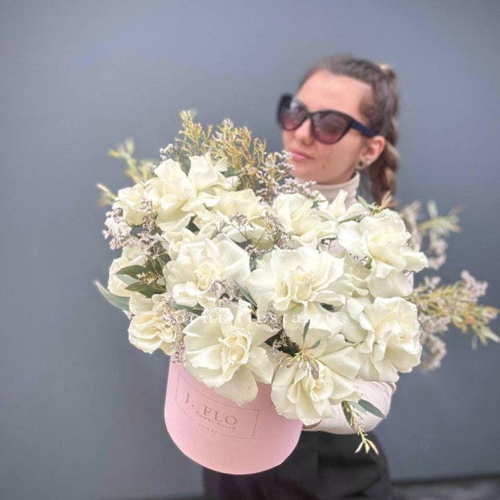 17 Французских белых роз в коробке Афина в Перми