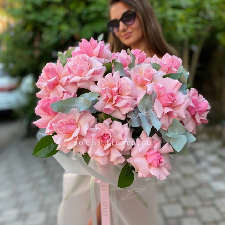 17 Розовых  французских роз в Перми