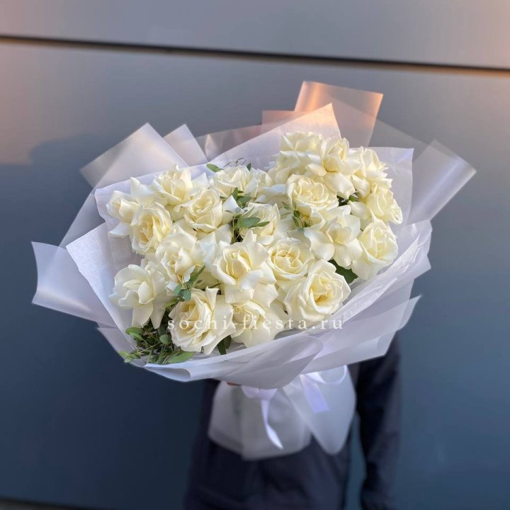 Пышный букет из белых роз в Перми
