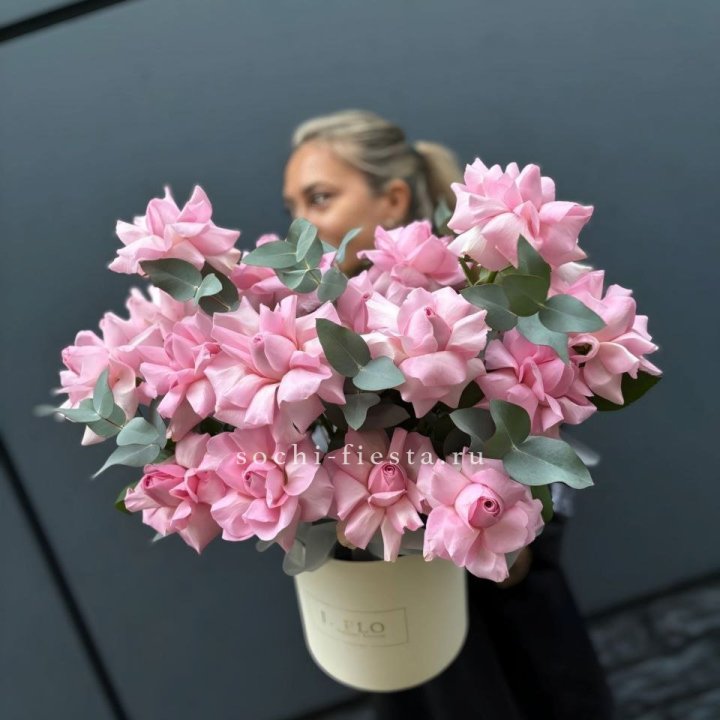 17 Розовых французских роз в боксе в Перми