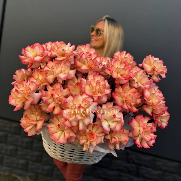 45 французских роз Джумилия в корзине в Перми