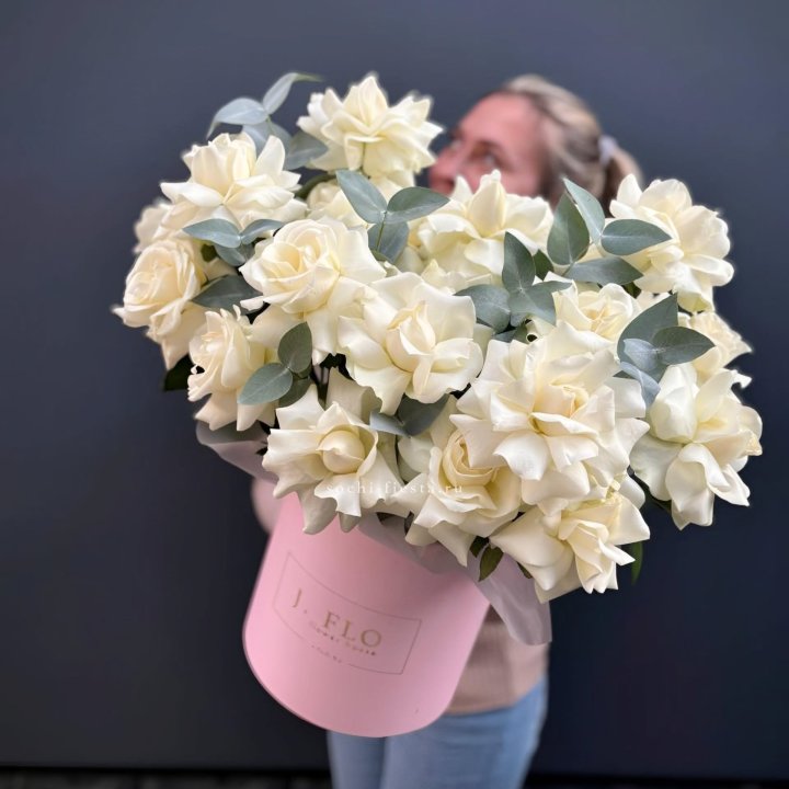 25 Французских белых роз в боксе в Перми