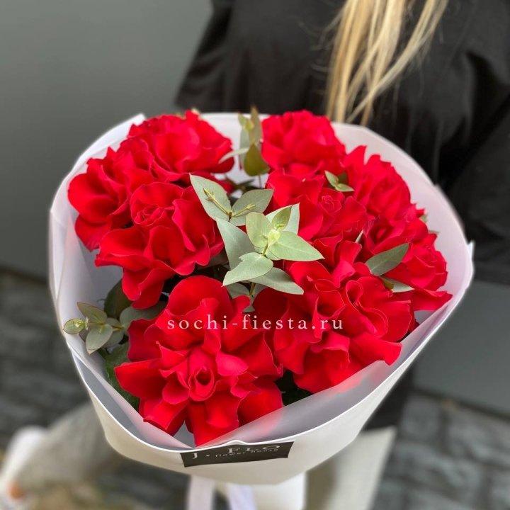 9 Красных французских роз в Перми