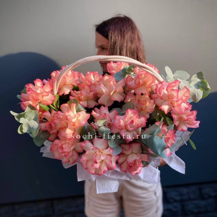 25 Французских роз Джумилия в корзине в Перми