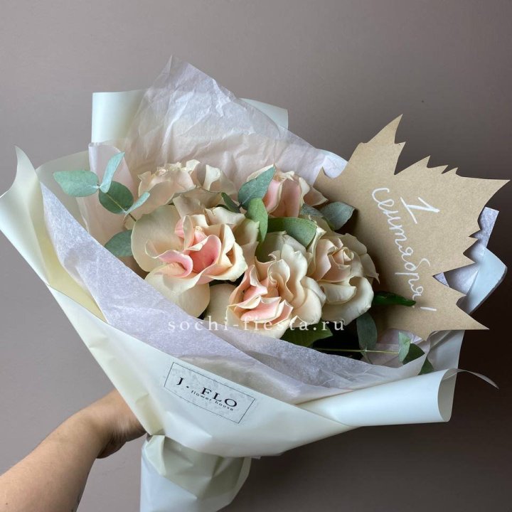 Букет кремовых роз к дню знаний в Перми